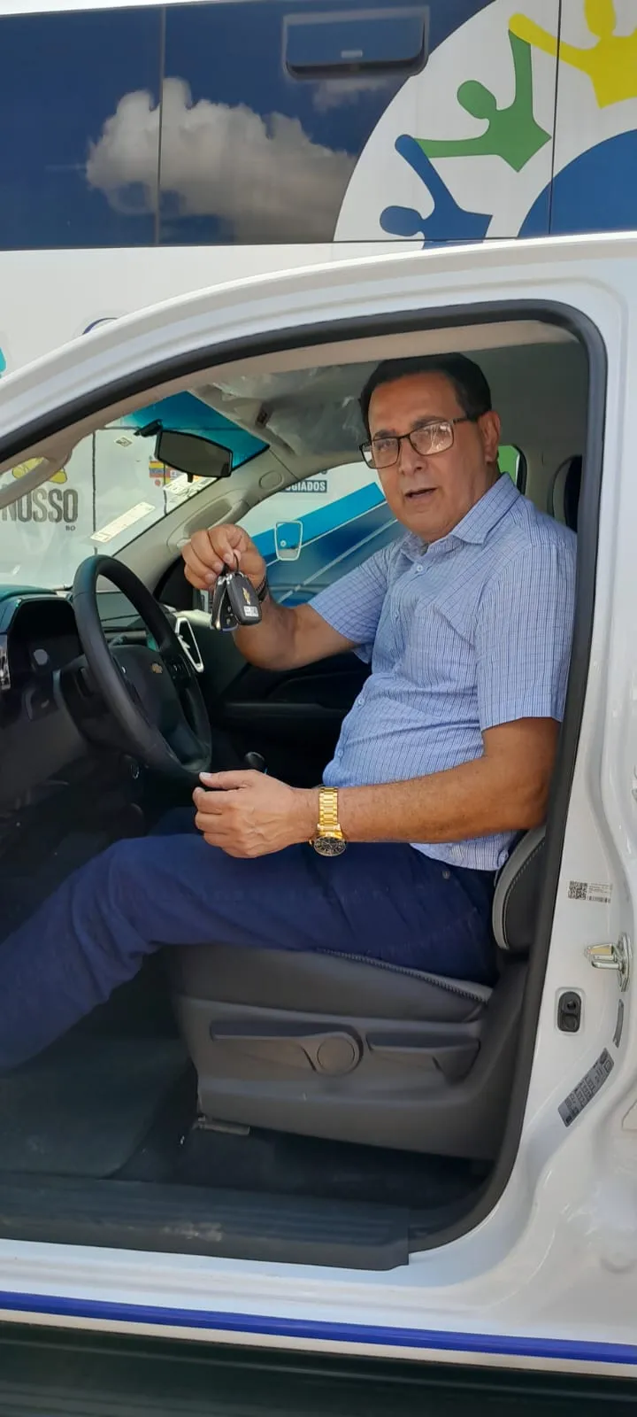 Prefeito Aldo Júlio e a primeira-dama Sandra Miranda recebem veículos e kits tecnológicos para fortalecer a Assistência Social de Rolim de Moura