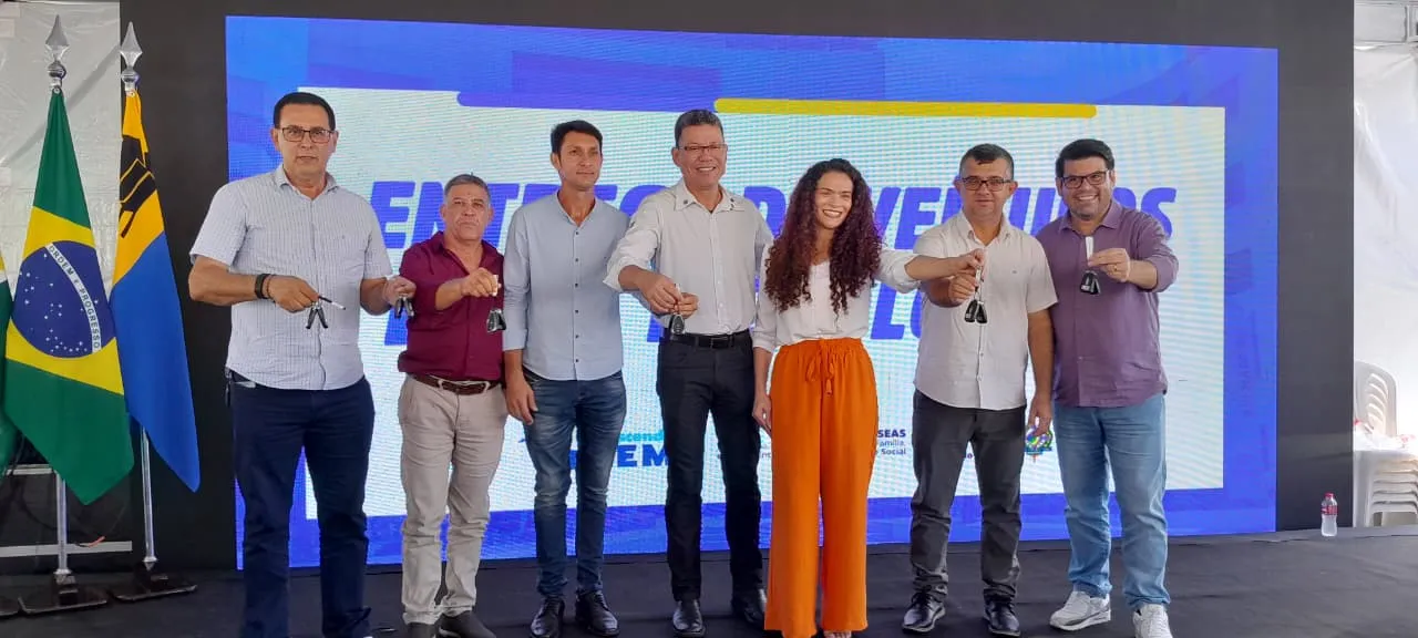 Prefeito Aldo Júlio e a primeira-dama Sandra Miranda recebem veículos e kits tecnológicos para fortalecer a Assistência Social de Rolim de Moura