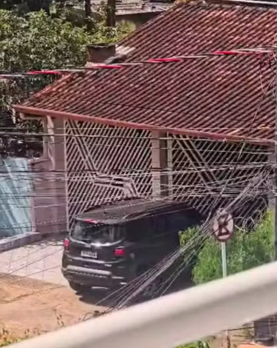 Mulher avança de carro contra portão, invade casa e mata homem atropelado Mulher avança de carro contra portão, invade casa e mata homem atropelado