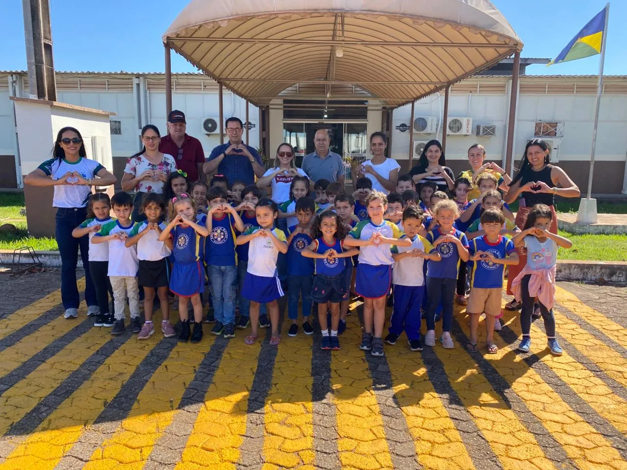 Prefeito Aldo Júlio recebe alunos da escola Júlia Bobek e reforça valorização da história e da identidade de Rolim de Moura Prefeito Aldo Júlio recebe alunos da escola Júlia Bobek e reforça valorização da história e da identidade de Rolim de Moura