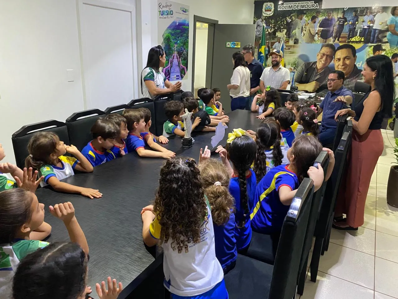 Prefeito Aldo Júlio recebe alunos da escola Júlia Bobek e reforça valorização da história e da identidade de Rolim de Moura Prefeito Aldo Júlio recebe alunos da escola Júlia Bobek e reforça valorização da história e da identidade de Rolim de Moura