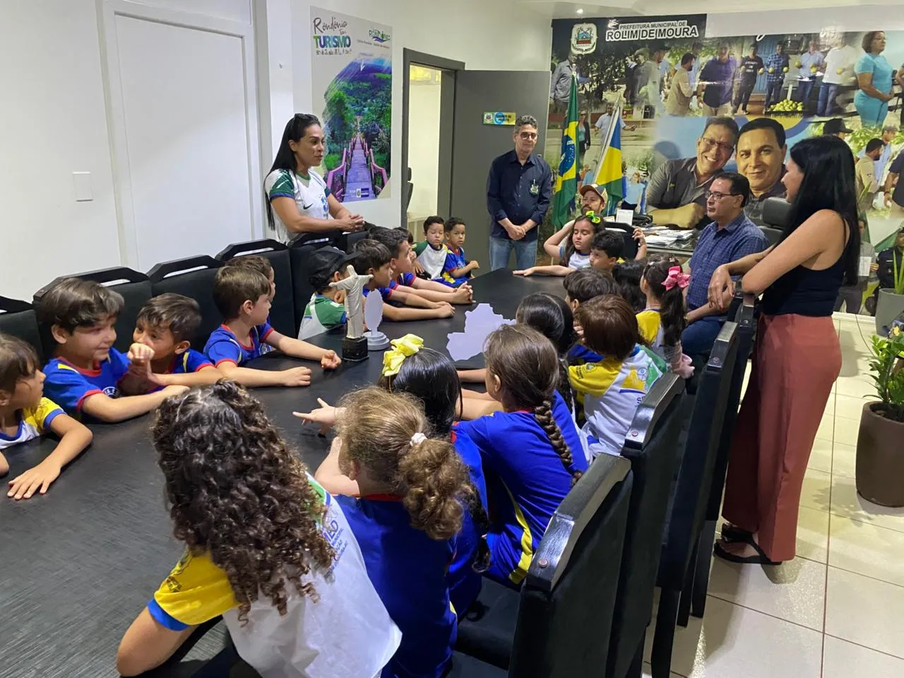 Prefeito Aldo Júlio recebe alunos da escola Júlia Bobek e reforça valorização da história e da identidade de Rolim de Moura Prefeito Aldo Júlio recebe alunos da escola Júlia Bobek e reforça valorização da história e da identidade de Rolim de Moura