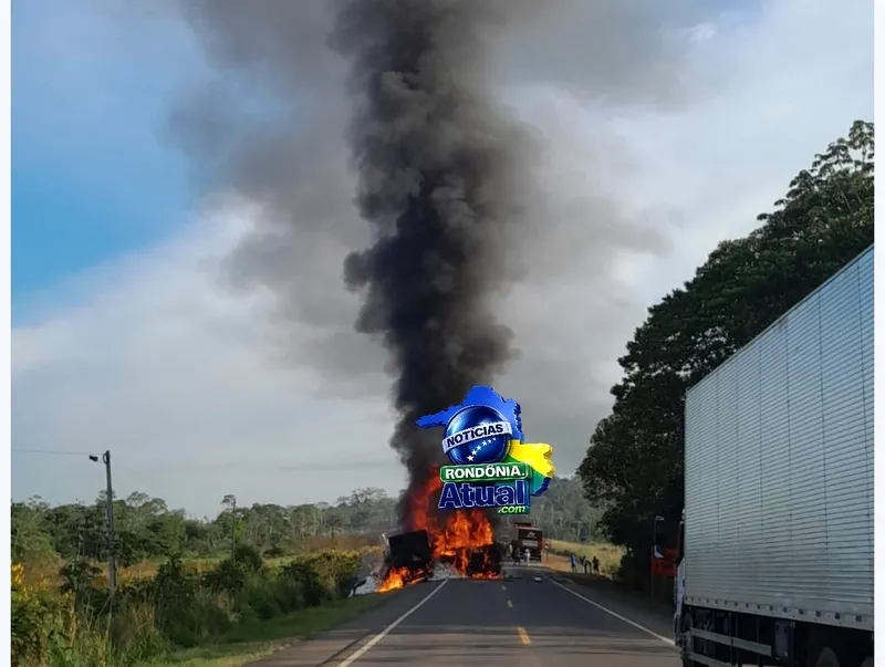 Jaru: Carretas colidem de frente e pegam fogo na BR 364 Jaru: Carretas colidem de frente e pegam fogo na BR 364